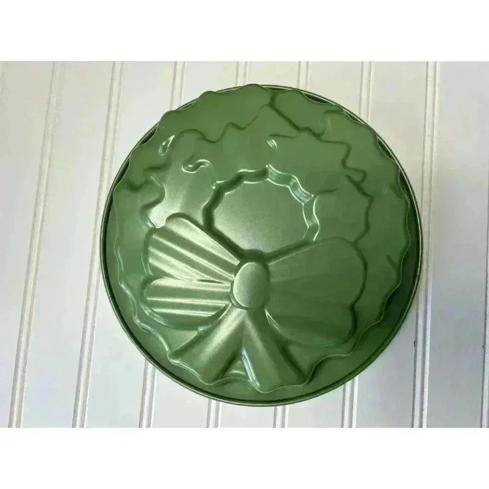 Nordic Ware Holiday Wreath Baking Pan 7 Cup Capacity NonStick Christmas NEW
